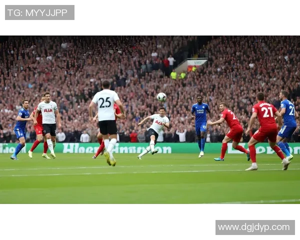 白色T恤下的足球明星风采与时尚碰撞的完美瞬间