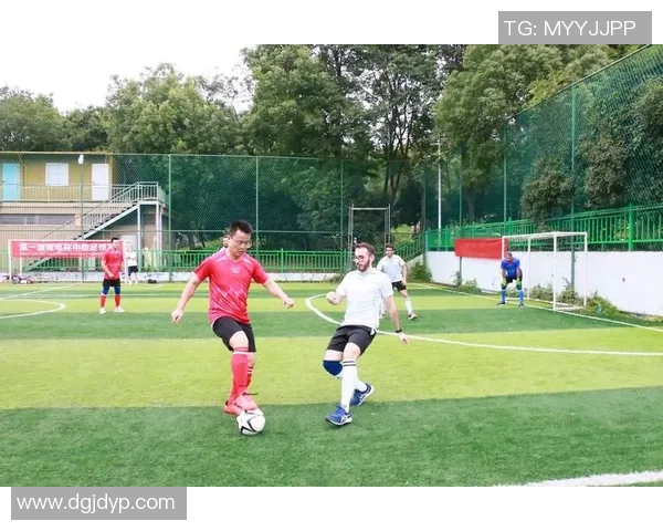 踢边锋的足球明星们如何在绿茵场上展现个人魅力与团队协作